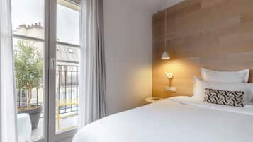 Familiekamer (Club) | Luxe beddengoed, een kluis op de kamer, een bureau