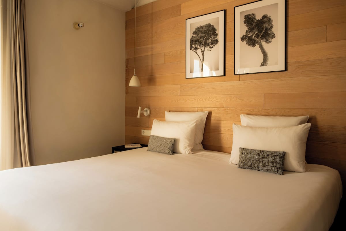 Ropa de cama de alta calidad y caja de seguridad en la habitación