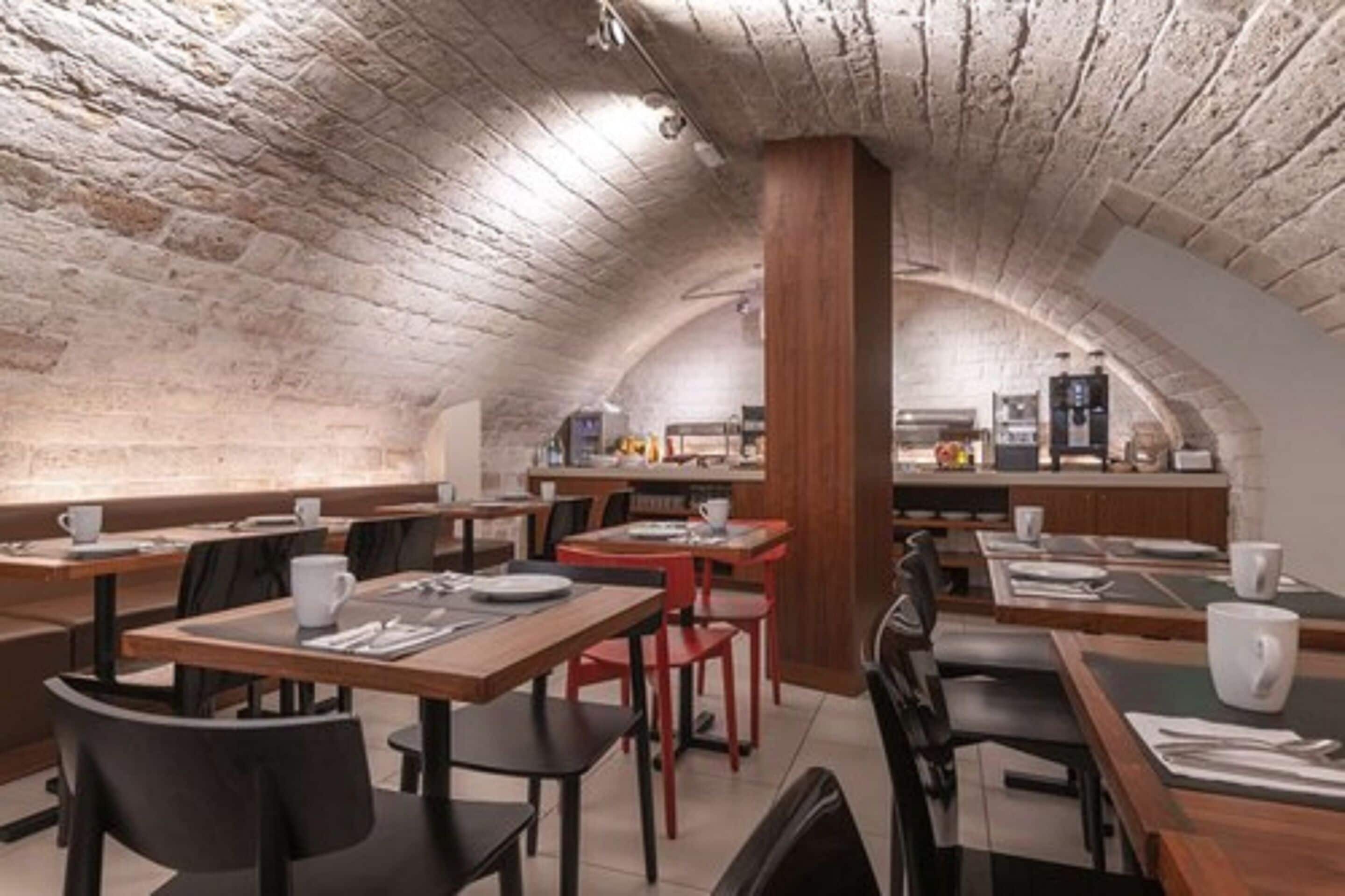 Desayuno buffet (EUR 14 por persona) 