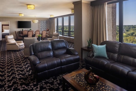 Living area. DoubleTree by Hilton Cherry Hill Philadelphia