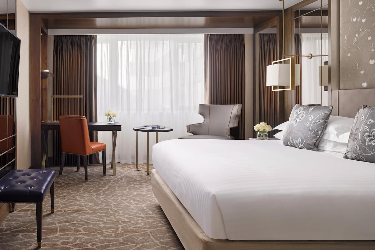 Quarto, 1 cama King (Cosy, Mayfair Floor) | 1 quarto, cofres nos quartos, escrivaninha