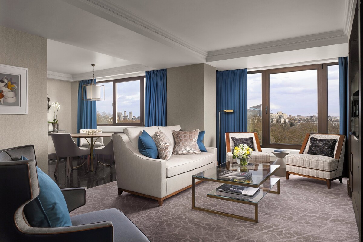 Suite (Prestige) | In-room safe, desk, laptop workspace, blackout drapes