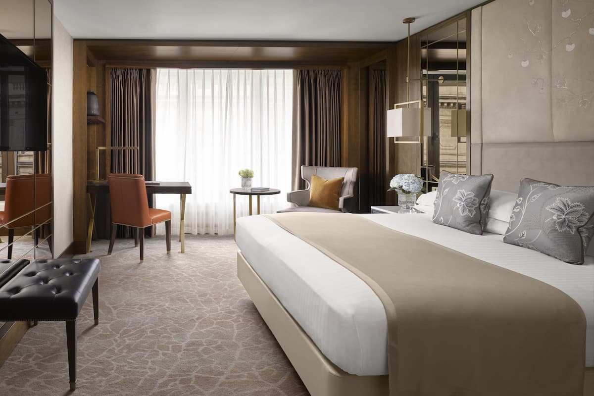 Quarto clássico, 1 cama King (Mayfair Floor) | 1 quarto, cofres nos quartos, escrivaninha