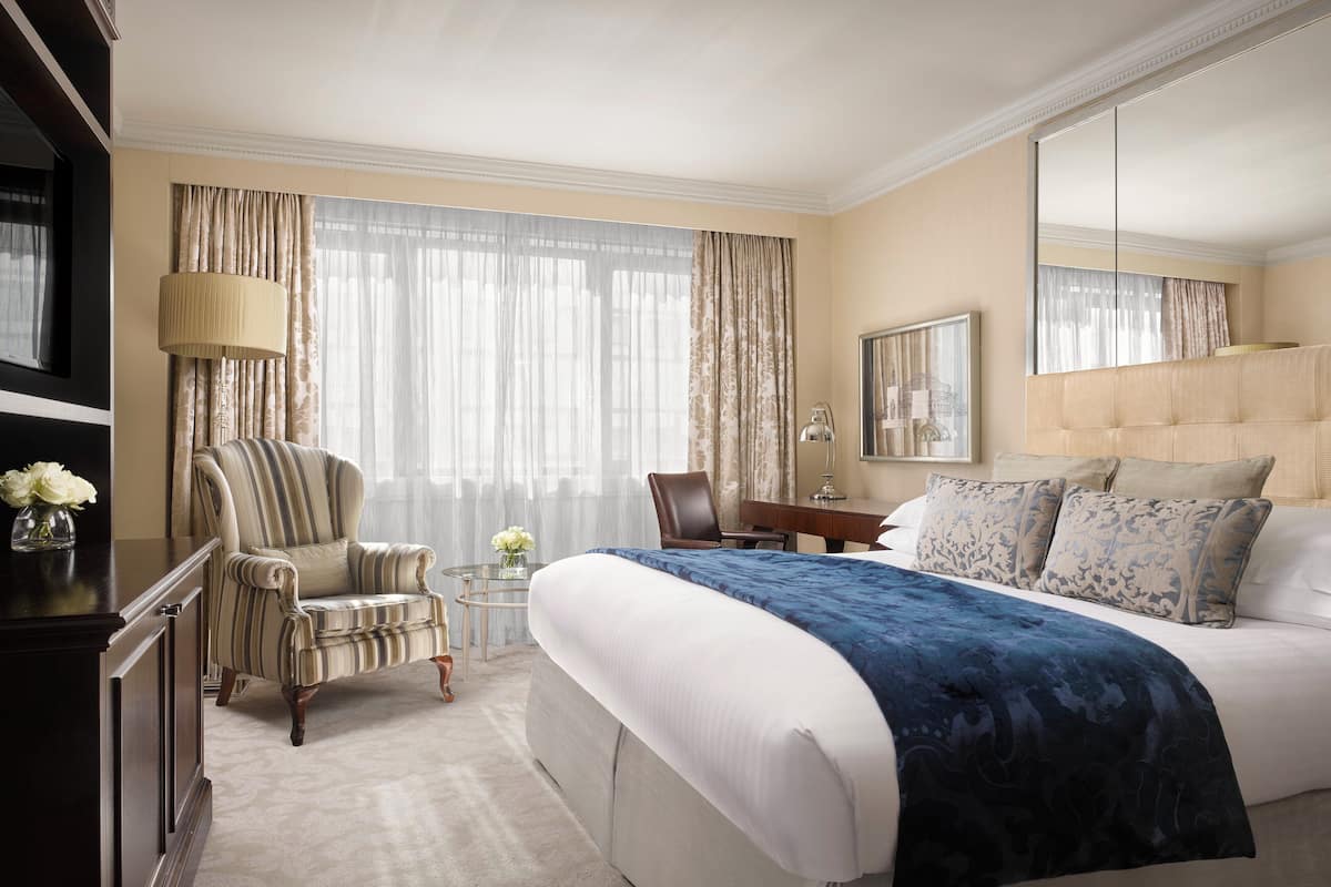 Classic Room, 1 King Bed | 1 bedroom, in-room safe, desk, laptop workspace