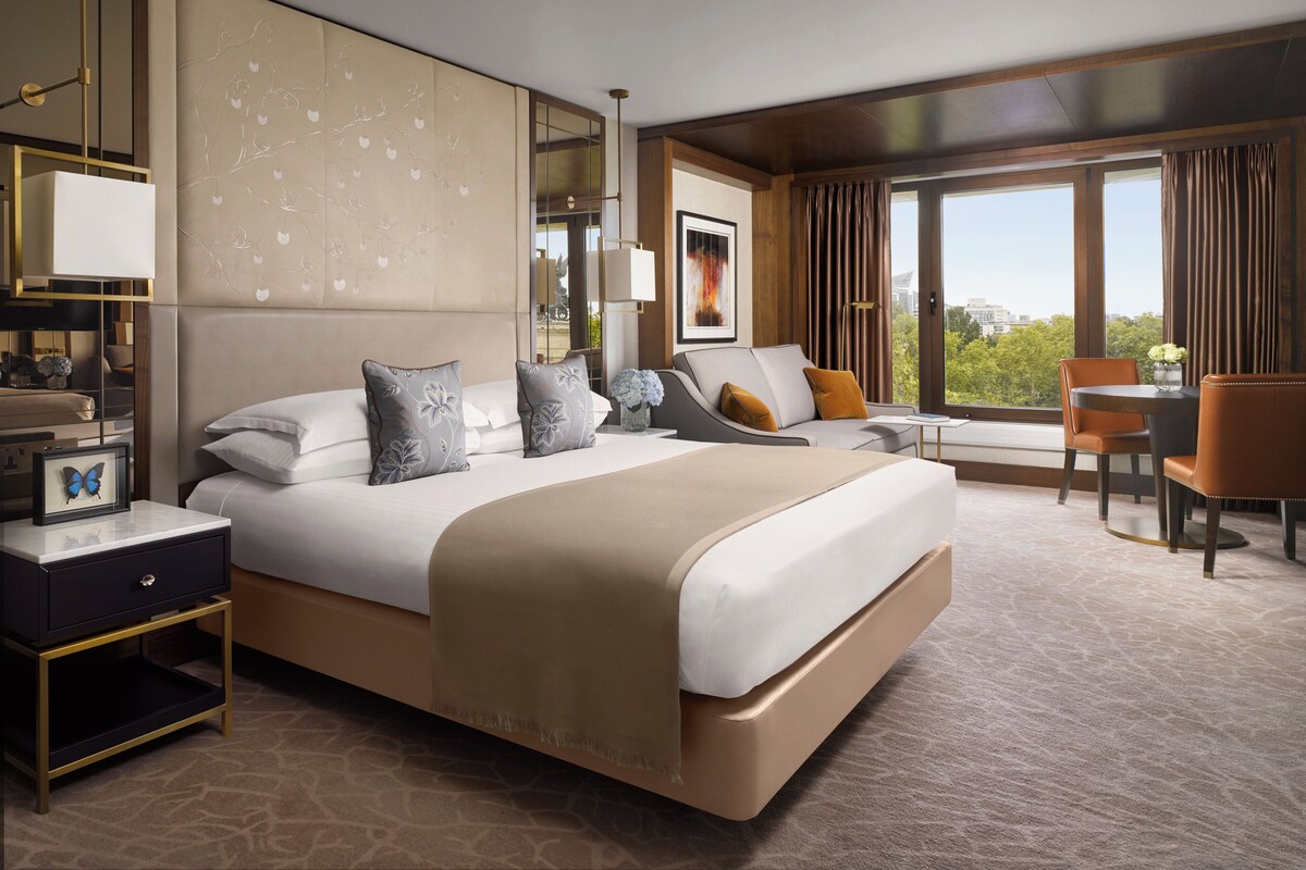 Junior Suite, 1 King Bed (Mayfair Floor) | In-room safe, desk, laptop workspace, blackout drapes