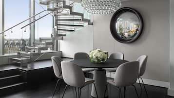 Suite (London) | In-room safe, desk, laptop workspace, blackout drapes