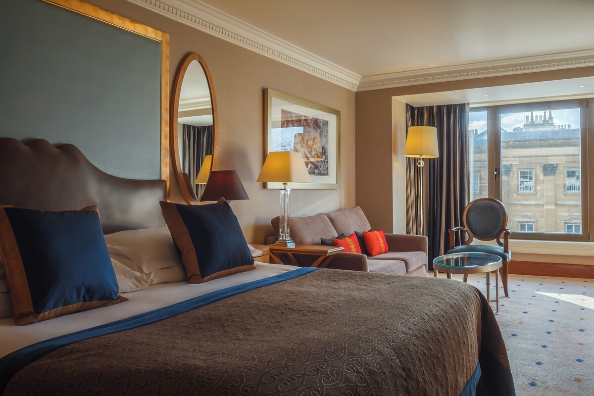 Junior Suite, 1 King Bed | In-room safe, desk, laptop workspace, blackout drapes