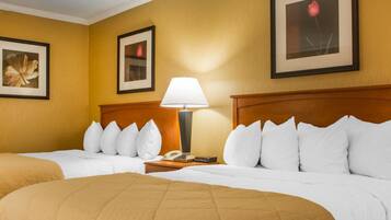 1 habitación, tabla de planchar con plancha y cunas gratuitas