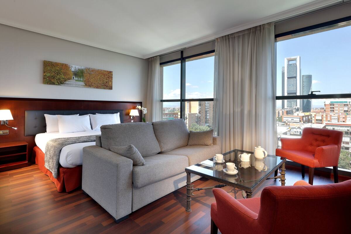 Executive Room | Minibar, in-room safe, desk, laptop workspace