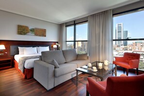 Minibar, caja de seguridad en la habitación y muebles diferentes 
