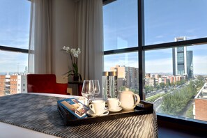Frigobar, cofres nos quartos, individualmente mobiliados, escrivaninha