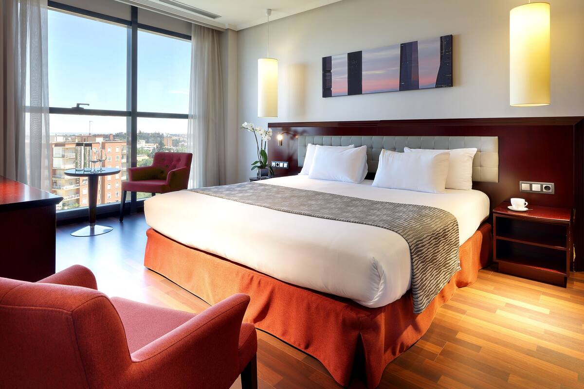 Classic Room | Minibar, in-room safe, desk, laptop workspace