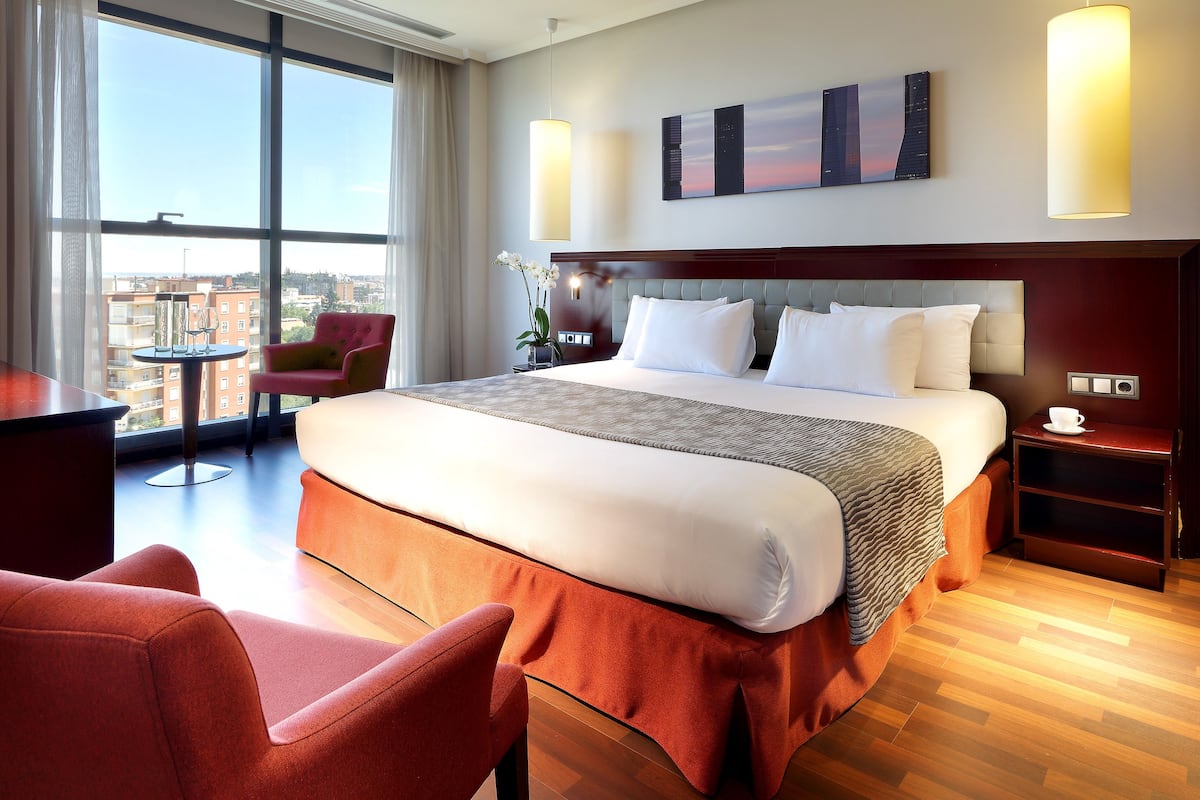 Classic Room | Minibar, in-room safe, individually furnished, desk