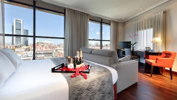 Quarto executivo | Frigobar, cofres nos quartos, individualmente mobiliados, escrivaninha