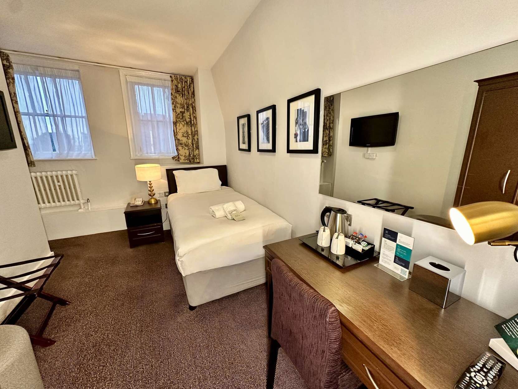 Desk, iron/ironing board, Internet, bed sheets