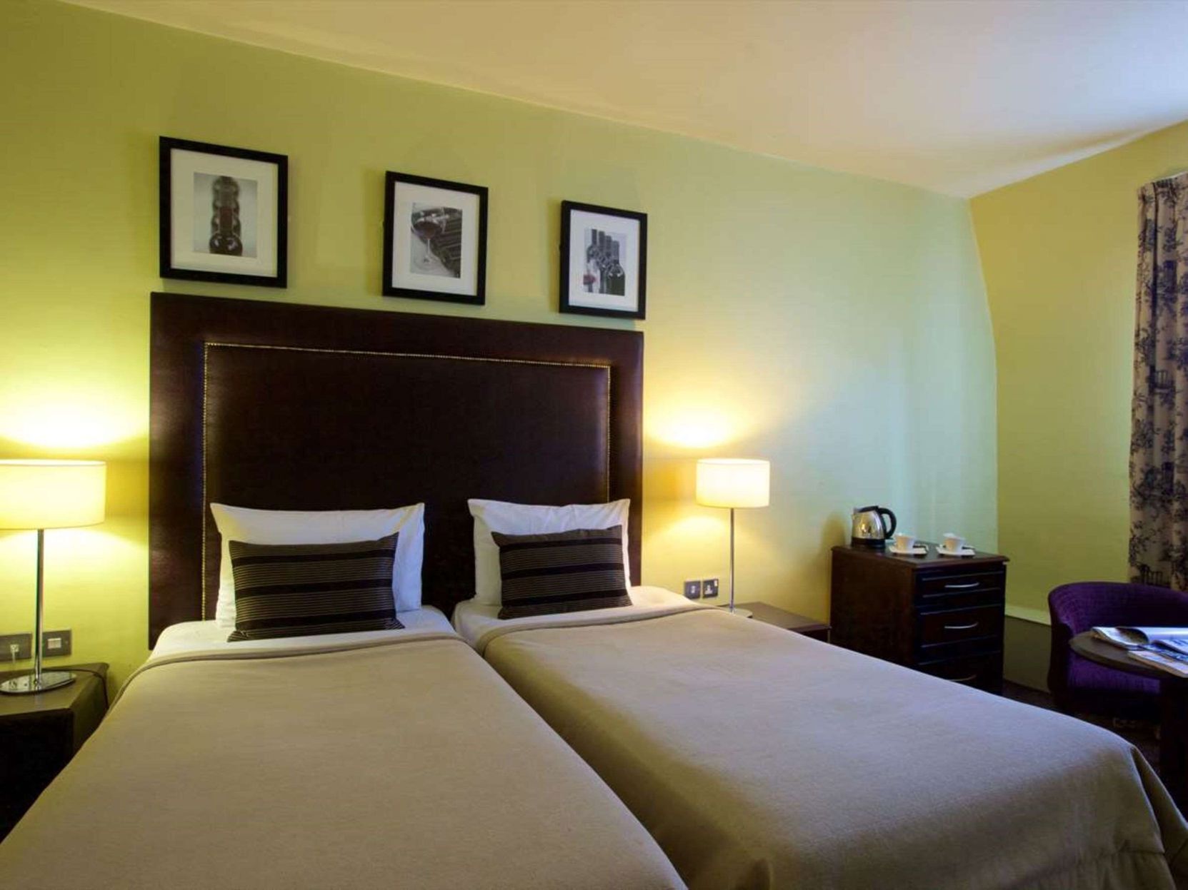 Desk, iron/ironing board, Internet, bed sheets
