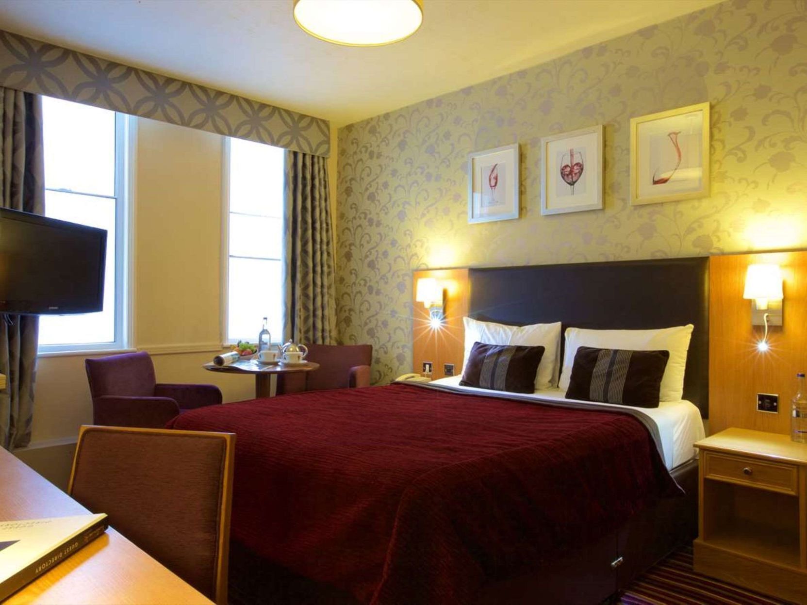 Desk, iron/ironing board, Internet, bed sheets