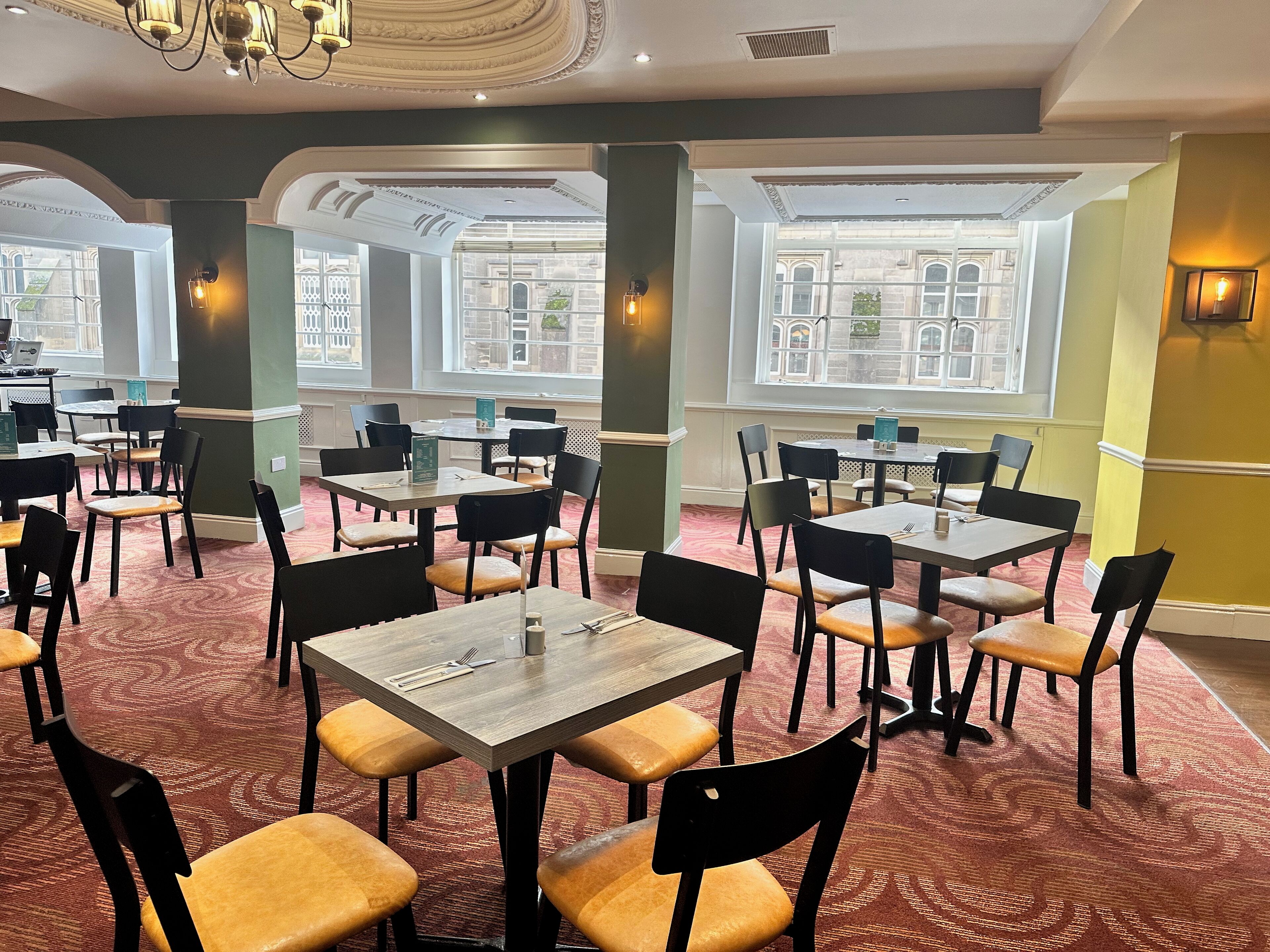 逢周末供应英式早餐（每人 GBP 10）