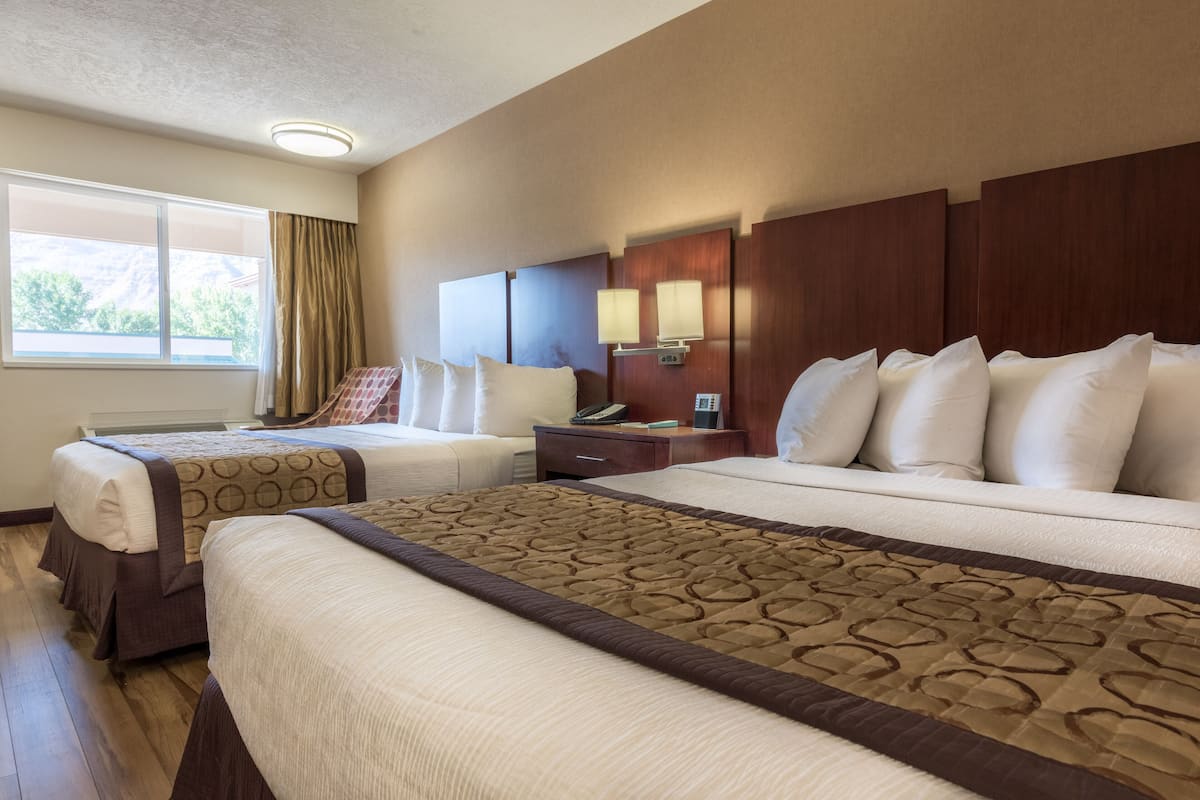 Työpöytä, silitysrauta/-lauta, vuodevaatteet, pääsy pyörätuolilla