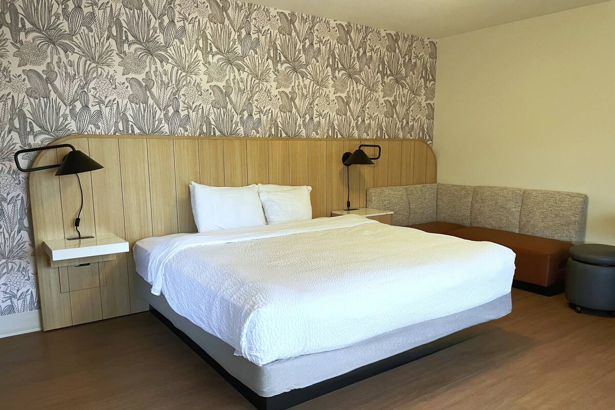 Escritorio, tabla de planchar con plancha y ropa de cama