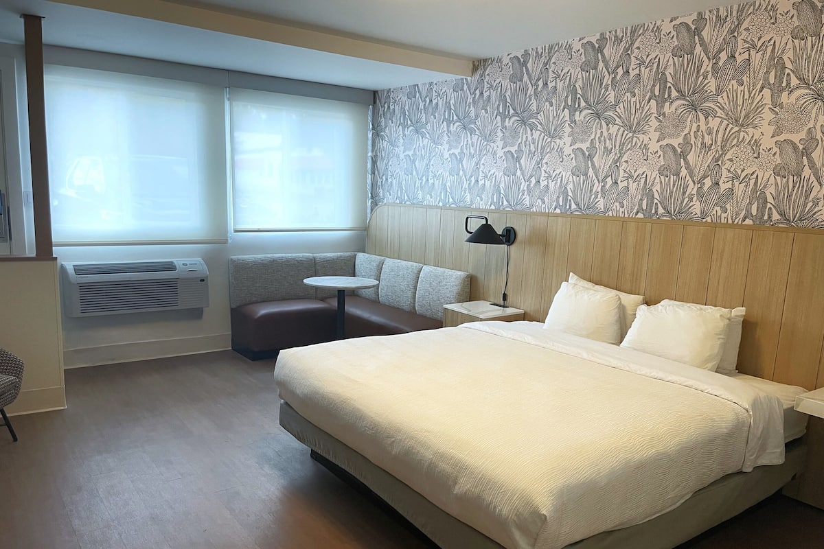 Escritorio, tabla de planchar con plancha y ropa de cama