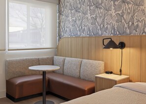 Habitación superior, varias camas | Escritorio, tabla de planchar con plancha, ropa de cama
