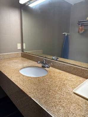 Habitación, 1 cama Queen size, para no fumadores | Lavabo en el baño