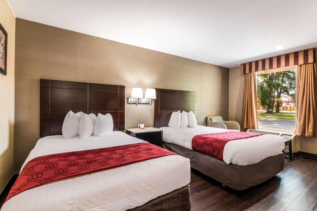 Tallelokero huoneessa, työpöytä, silitysrauta/-lauta