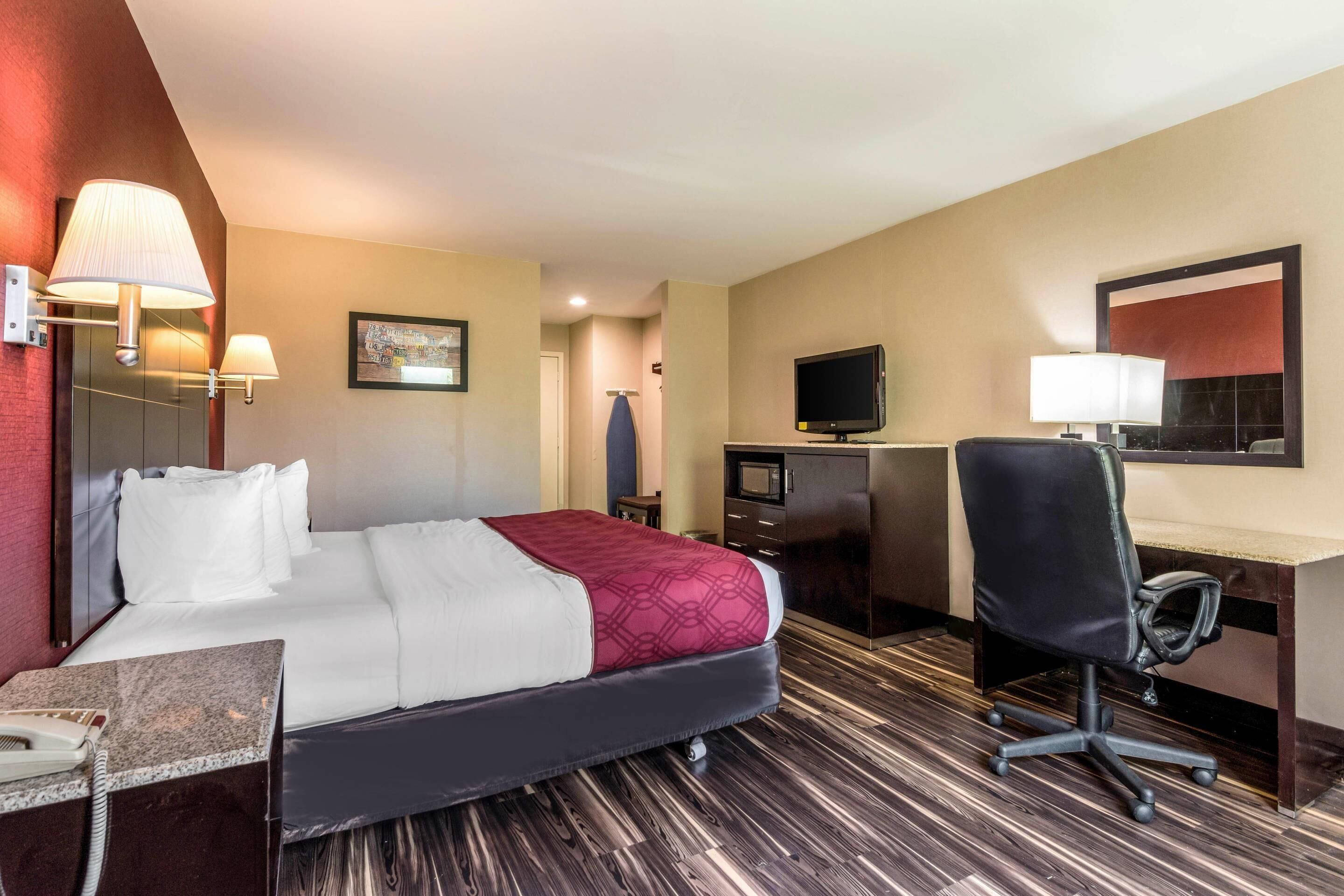 Standard Room, 1 King Bed, Non Smoking | In-room safe, desk, iron/ironing board, free cribs/infant beds