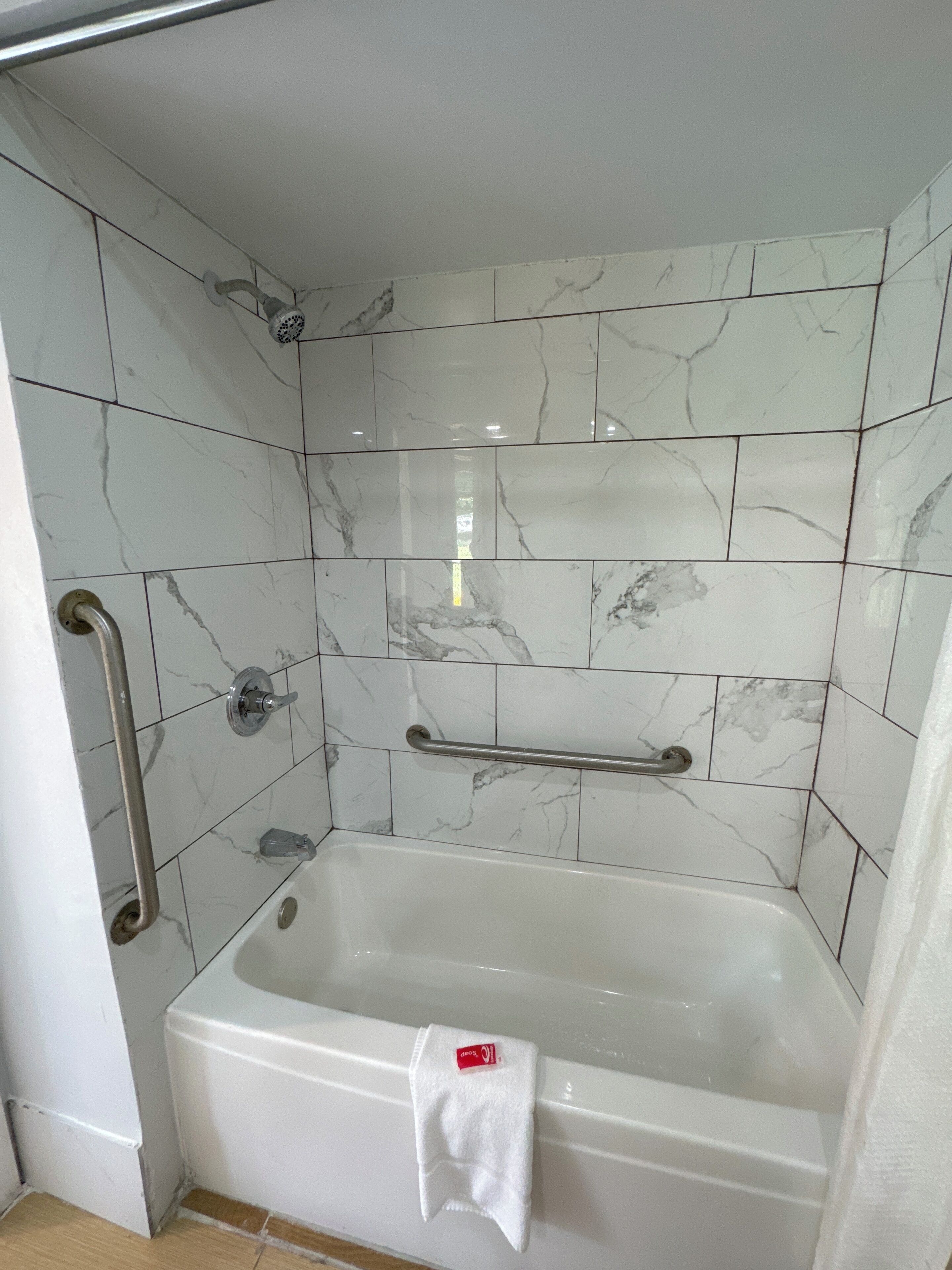 Chambre, 1 très grand lit, accessible aux personnes à mobilité réduite, non-fumeurs | Salle de bain | Articles de toilette écologiques, serviettes fournies