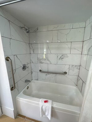 Habitación, 1 cama de matrimonio grande, accesible para personas con discapacidad, no fumadores | Baño | Artículos de higiene personal ecológicos y toallas