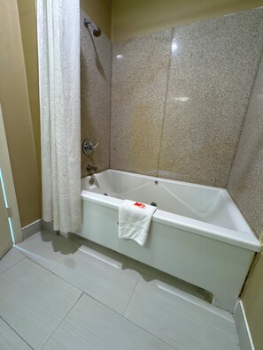 Room, 1 Queen Bed, Non Smoking | Bathroom | Eco-friendly toiletries, towels