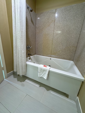 Chambre, 1 grand lit, non-fumeurs | Salle de bain | Articles de toilette écologiques, serviettes fournies