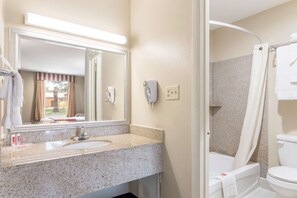 Habitación estándar doble, 2 camas dobles, no fumadores | Baño | Artículos de higiene personal ecológicos y toallas