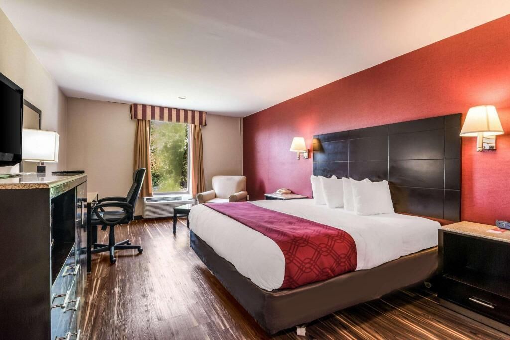 Tallelokero huoneessa, työpöytä, silitysrauta/-lauta