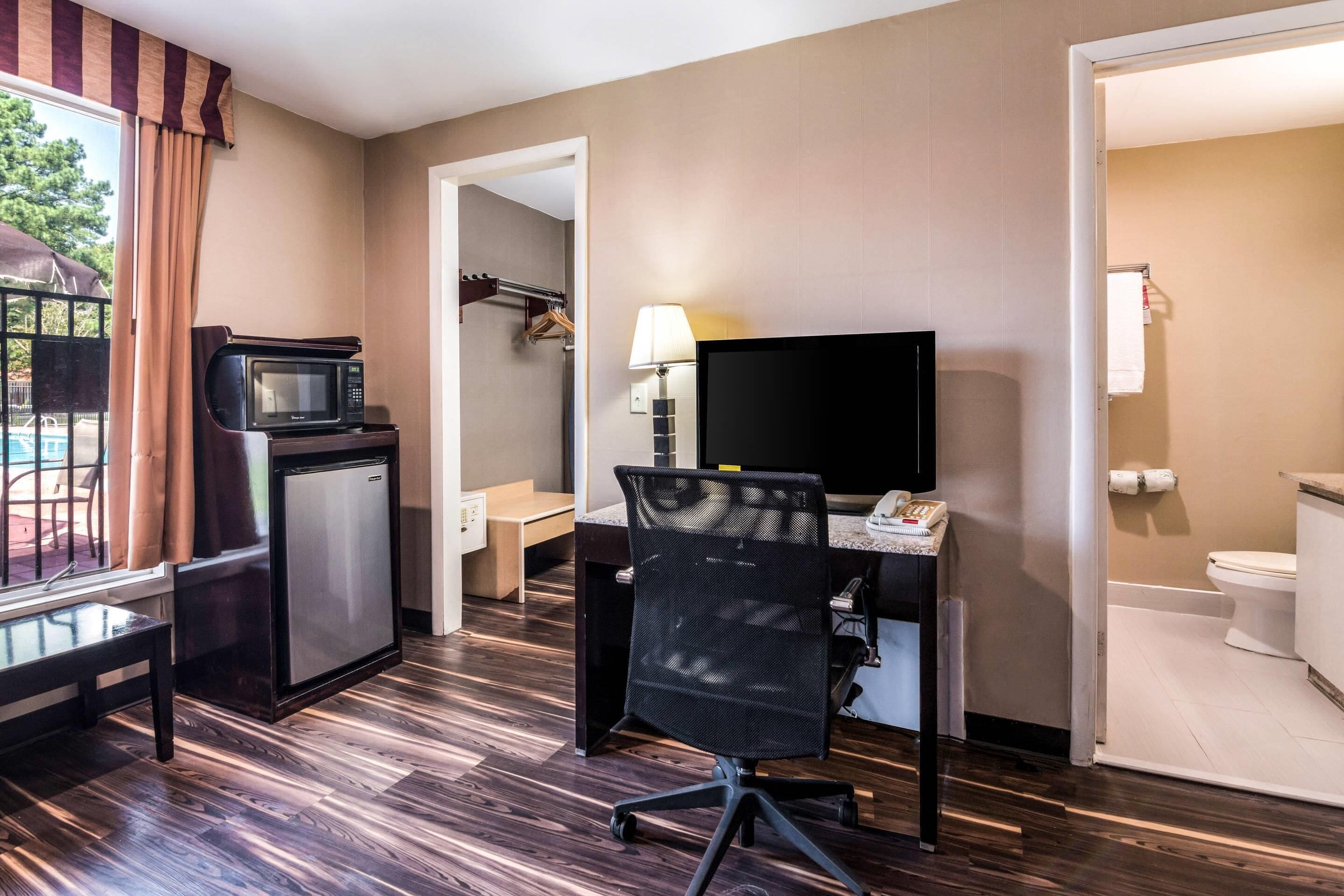 Chambre, 1 grand lit, non-fumeurs | Coffres-forts dans les chambres, bureau, fer et planche à repasser