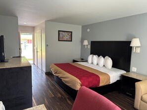 Habitación, 1 cama de matrimonio grande, accesible para personas con discapacidad, no fumadores | Caja fuerte, escritorio, tabla de planchar con plancha y cunas gratuitas