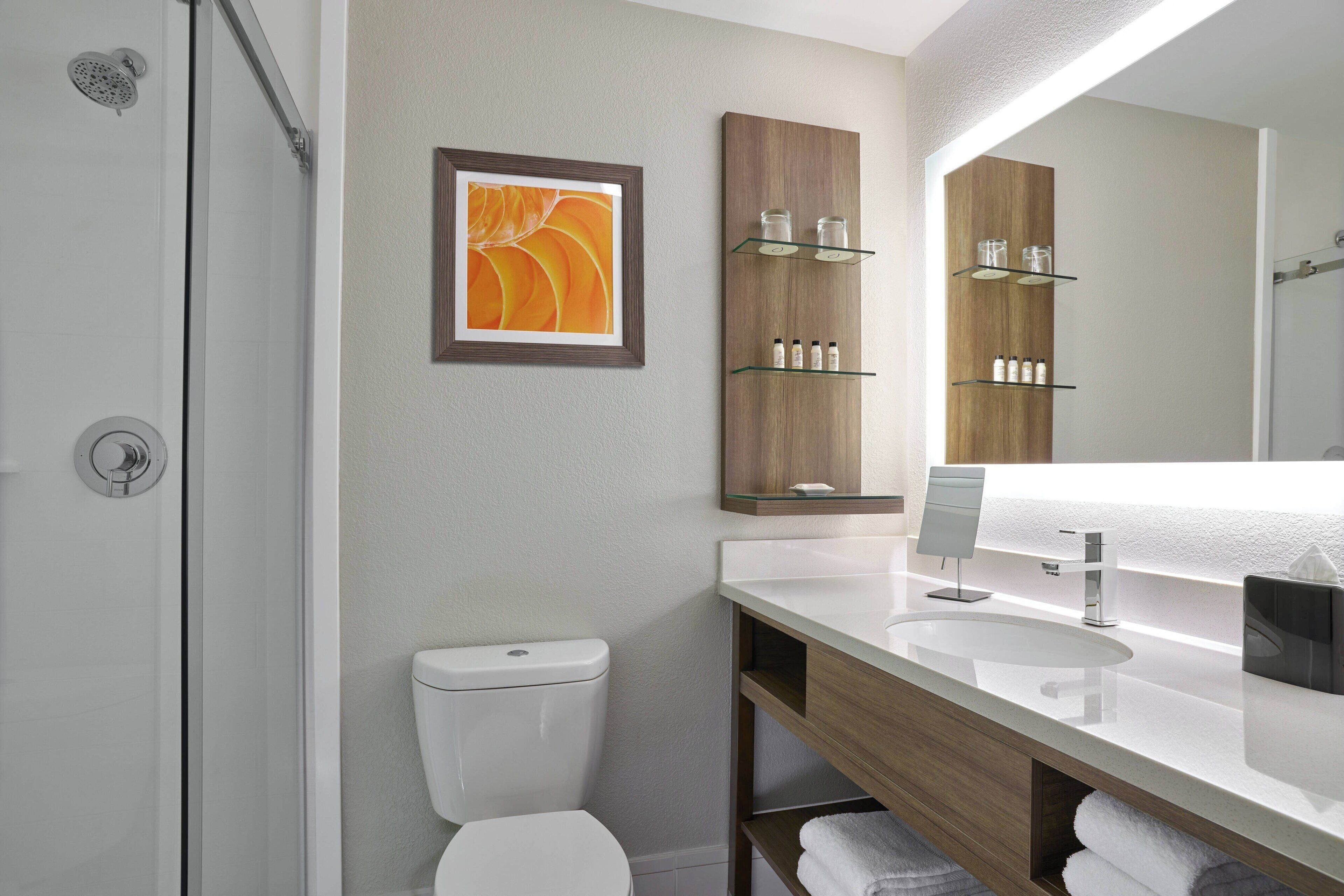 combined shower/bathtub, eco-friendly toiletries, hair dryer, towels