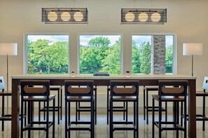 Lobby - Delta Hotels by Marriott Chicago Willowbrook (Willowbrook)