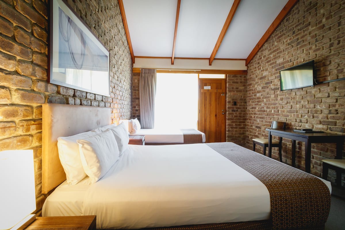 Premium bedding, minibar, desk, blackout curtains