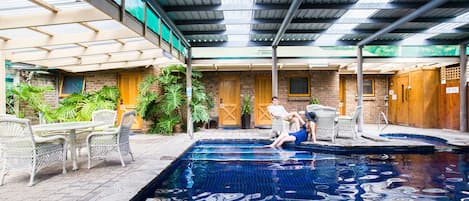 Una piscina al aire libre