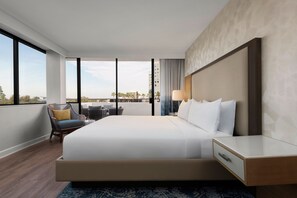 Egyptian cotton sheets, premium bedding, pillow-top beds, in-room safe - Renaissance Newport Beach Hotel (Newport Beach)