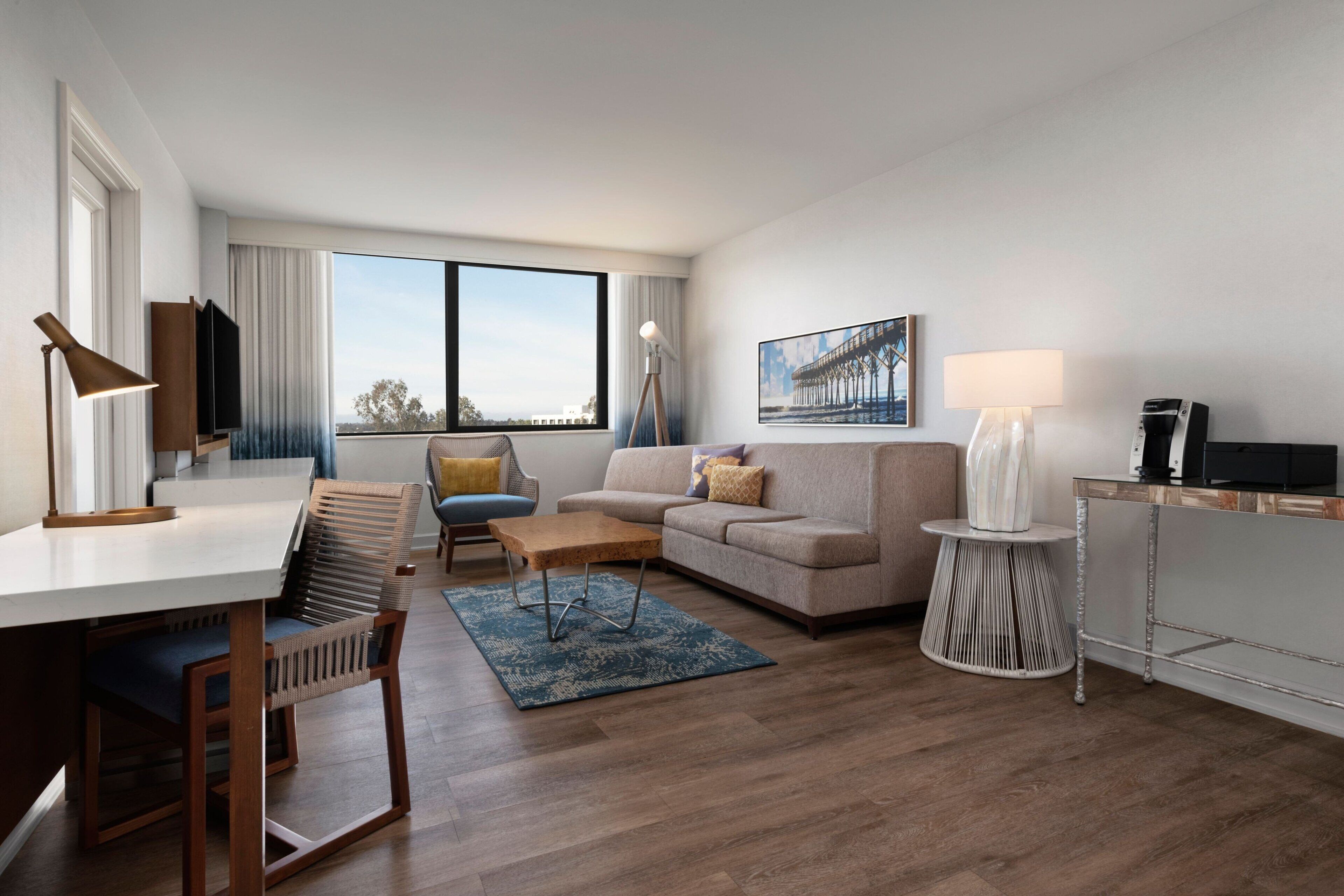 Een 32-inch lcd-televisie met kabelzenders, televisie en betaalfilms