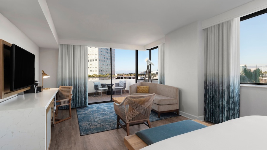 紐波特海灘萬麗飯店