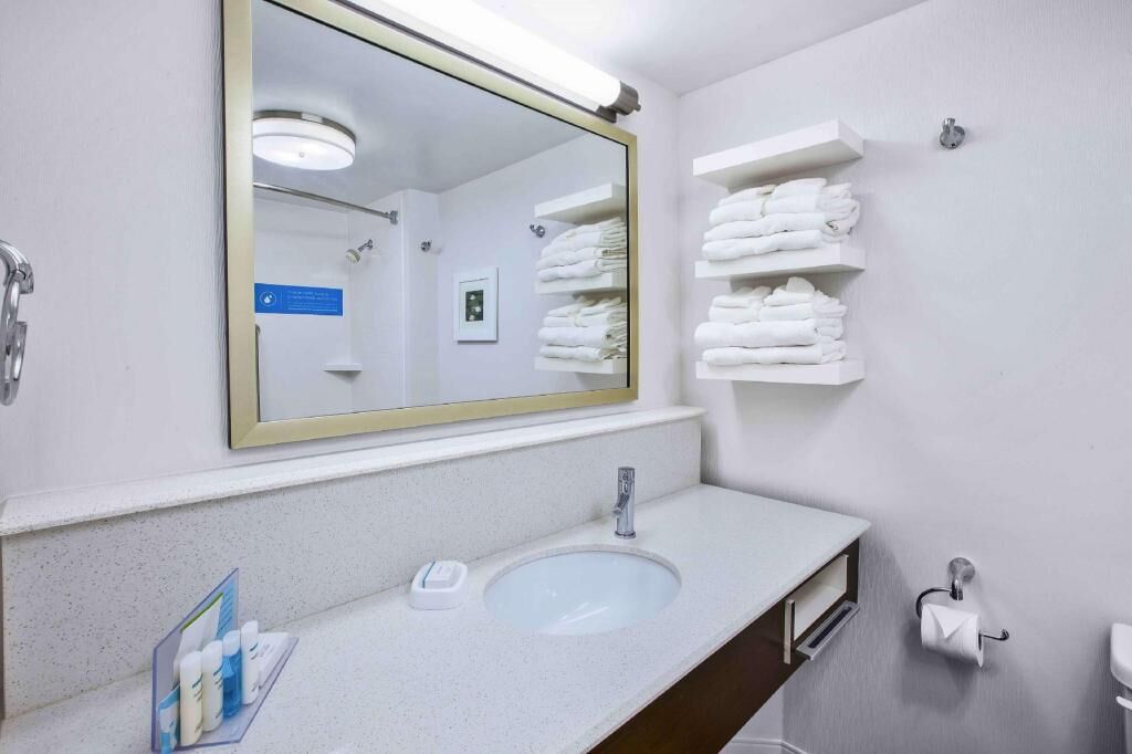 Badkamer | Een haardroger, handdoeken