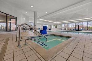 Piscine intérieure, accès possible de 9 h à 22 h, parasols