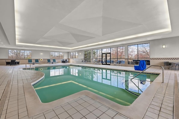 Indoor pool, open 9:00 AM to 10:00 PM, pool umbrellas, pool loungers - Hampton Inn Toledo-South/Maumee (Maumee)