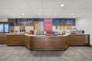 Free daily breakfast - Hampton Inn Toledo-South/Maumee (Maumee)
