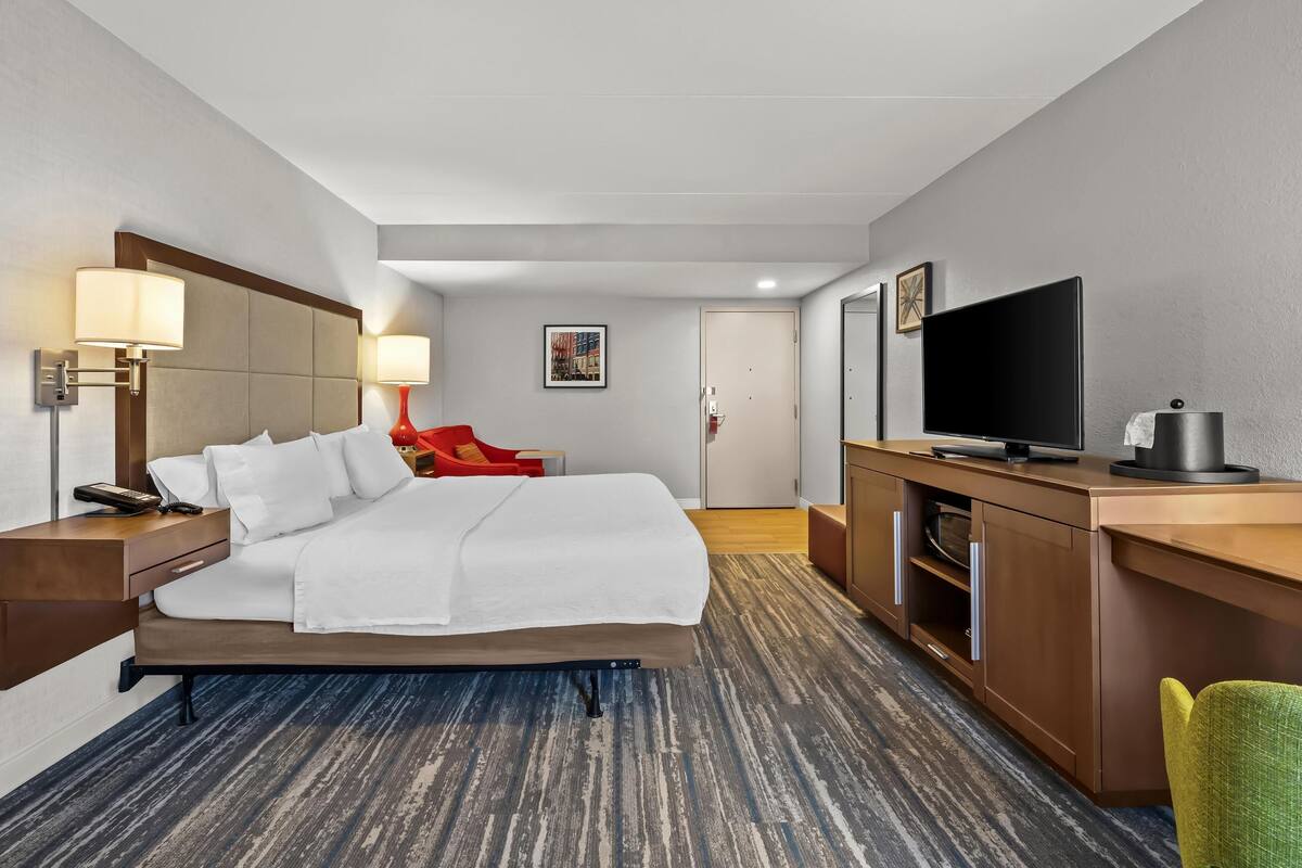 room, 1 king bed, non smoking | in-room safe, blackout curtains, iron/ironing board