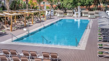 Piscina stagionale all'aperto, lettini, servizio di salvamento in loco